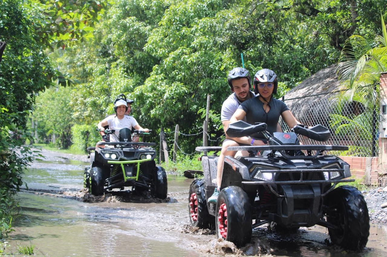 Cuatrimotos 4x4 por senderos de montaña en Útica