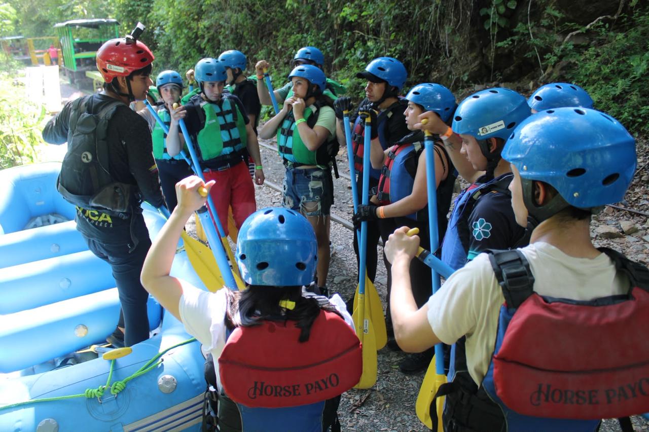 Grupo practicando rafting en los rápidos del río en Útica, Cundinamarca