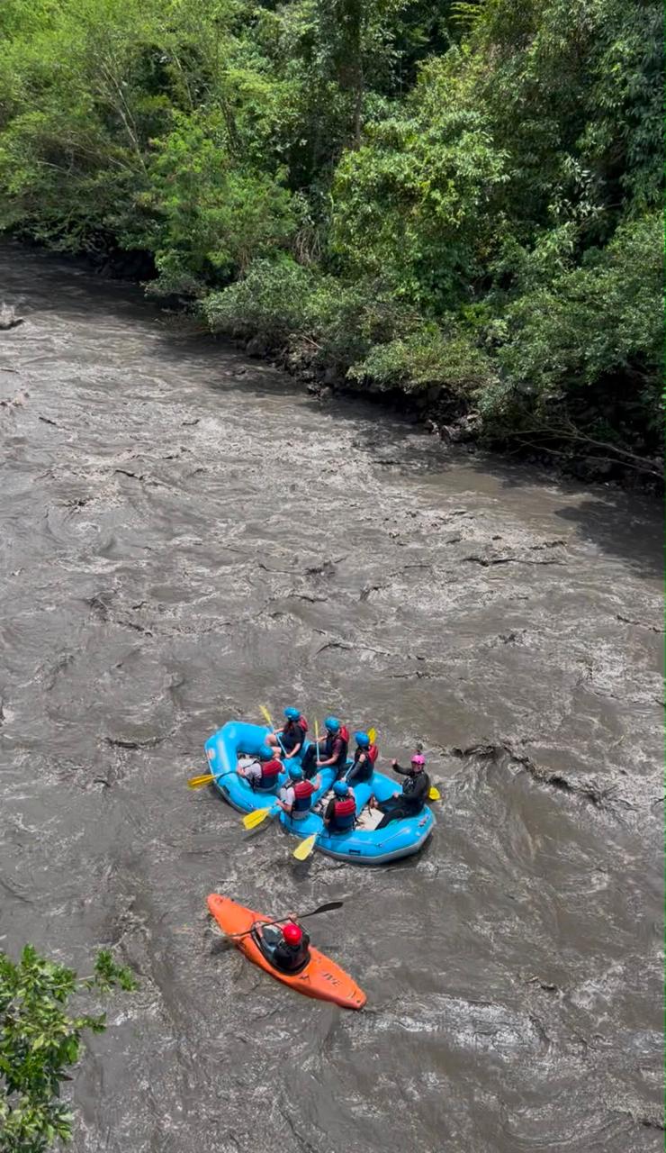 Balsa inflable navegando rápidos en descenso de rafting en Útica