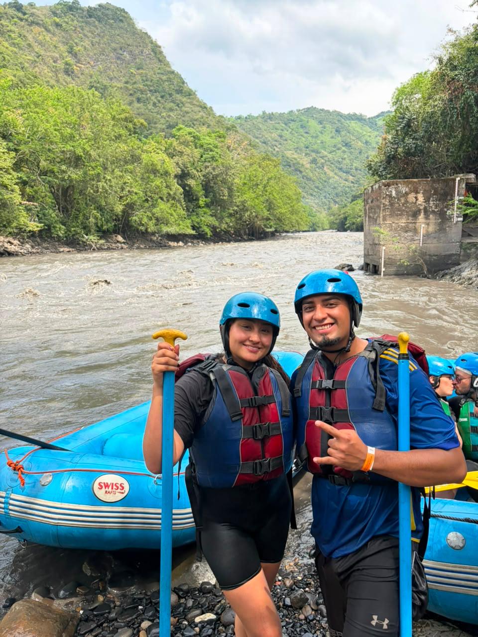 Aventureros con chaleco salvavidas listos para rafting en Cundinamarca